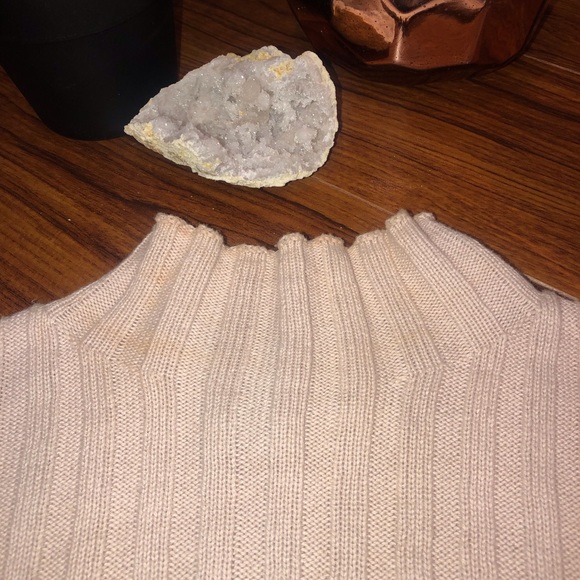 ✨ 2/$20 ✨ BABY PINK MOCK NECK CROP TOP✨ - Picture 3 of 4